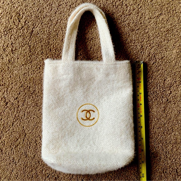 Chic White Chanel Tote Bag with Box NWOT - Picture 1 of 1
